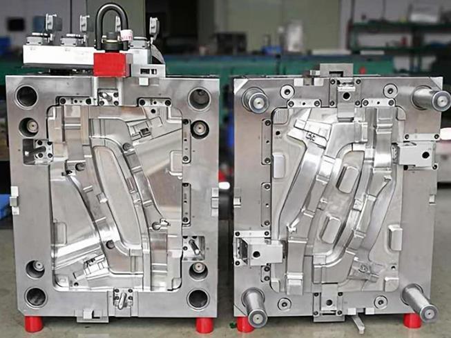 How do engineers calculate the price of plastic molds?